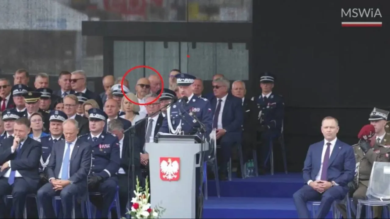 Skandal podczas Święta Policji. Esbek w loży honorowej razem z Tuskiem. Kim jest Roman Kurnik?