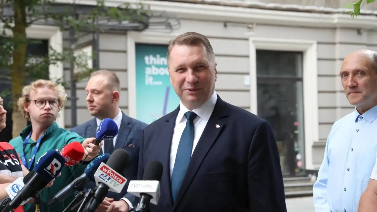 Czarnek alarmuje ws. „patohoteli”. „Ludzie chcą żyć w spokoju, a nie wśród burd i pijaków”