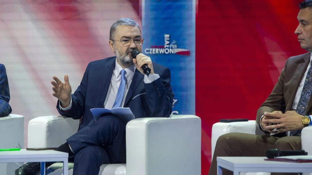 Nie złożyli wymaganych deklaracji. Karski wyjaśnia, co czeka 44 członków PiS