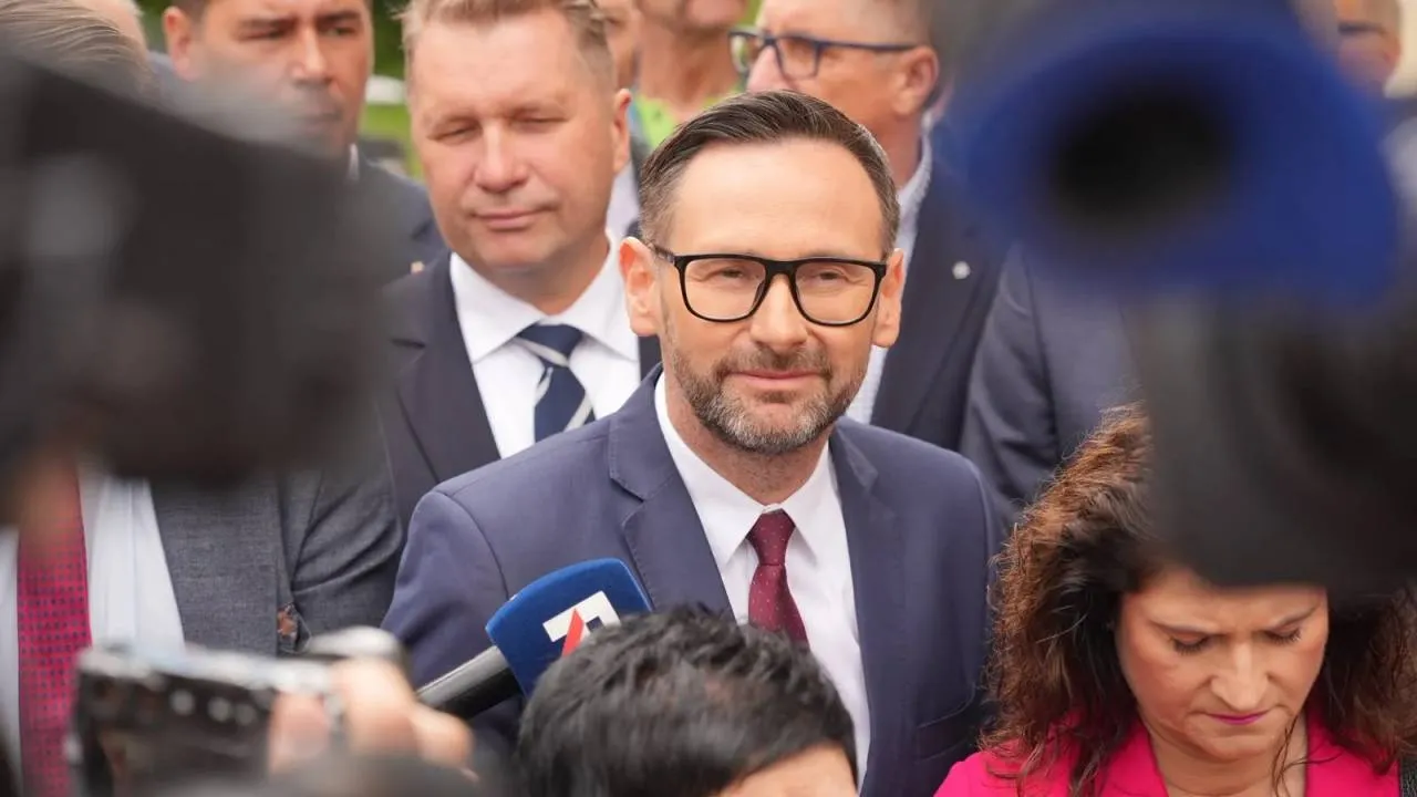 Wiec wsparcia Daniela Obajtka. Pod prokuraturą pojawili się też politycy obydwu frakcji