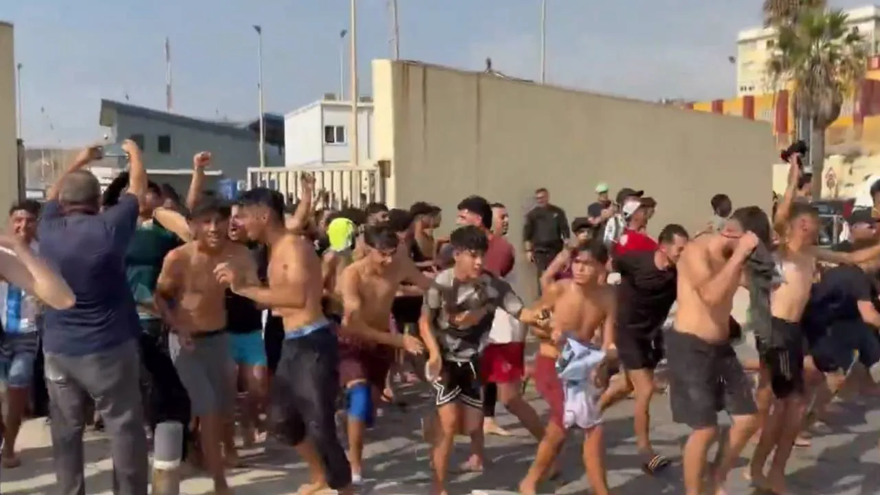Porażająca skala inwazji migrantów na hiszpańską Ceutę. Podano liczby