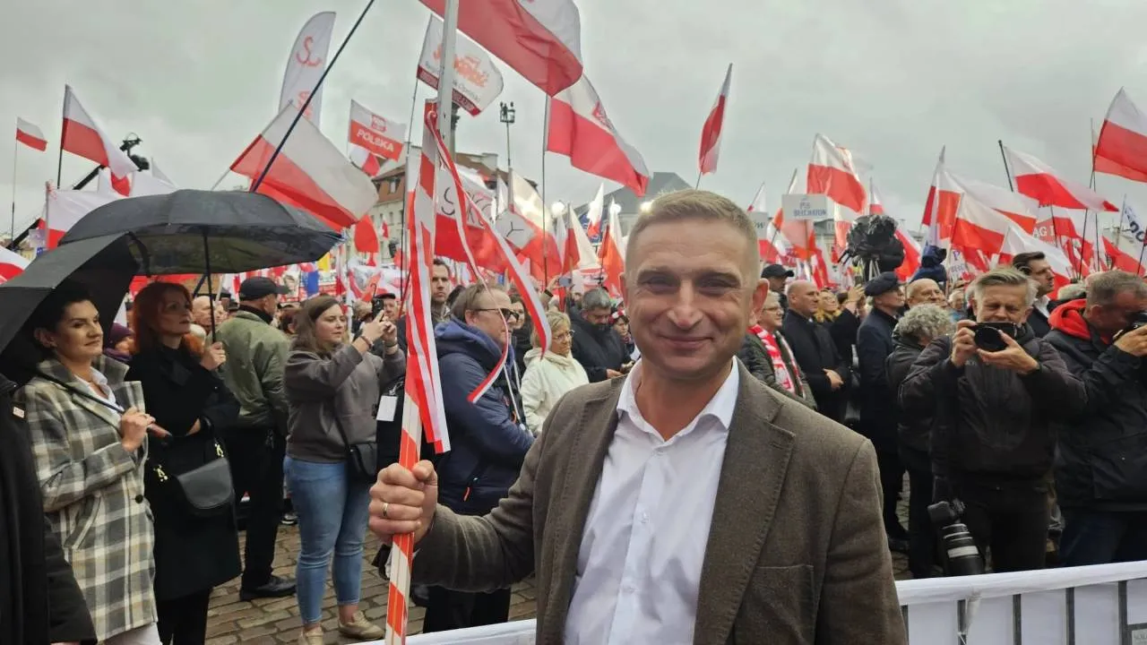 Bąkiewicz oskarżony o trzy czyny. Chodzi o sprawę sprzed roku. W tle pojawia się Tusk