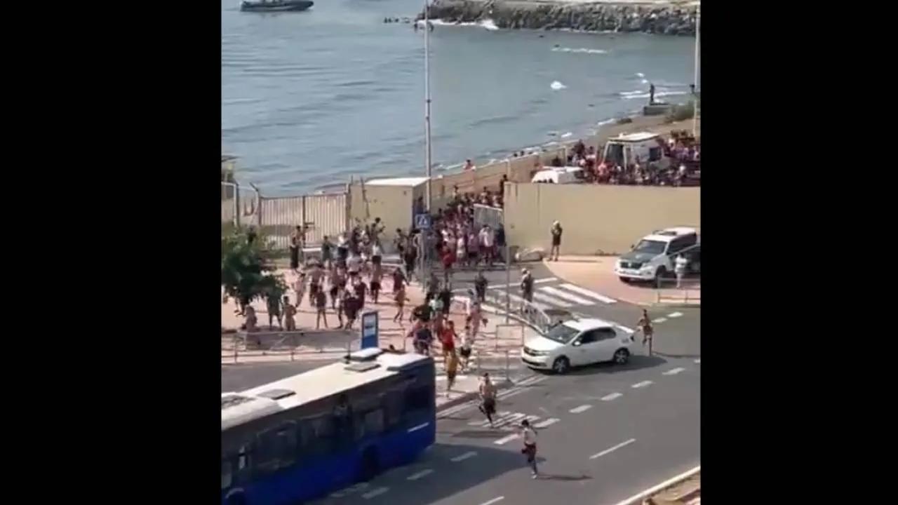 Szturm migrantów na hiszpańską Ceutę. Zdecydował jeden wyrok sądu [WIDEO]