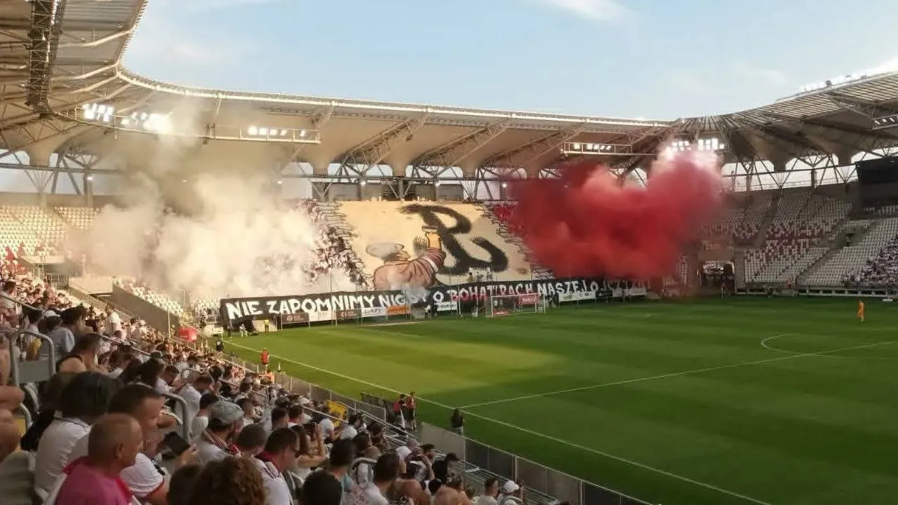 Niesamowita oprawa kibiców ŁKS Łódź. Tak oddali hołd bohaterom Powstania Warszawskiego