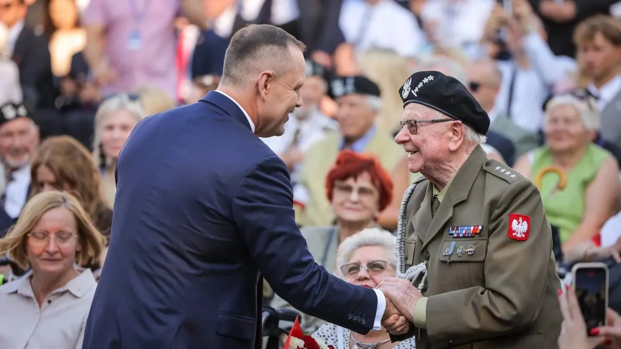 "Warszawo, zwyciężyłaś". Prezydent Nawrocki na powstańczym apelu pamięci. ZOBACZ ZDJĘCIA