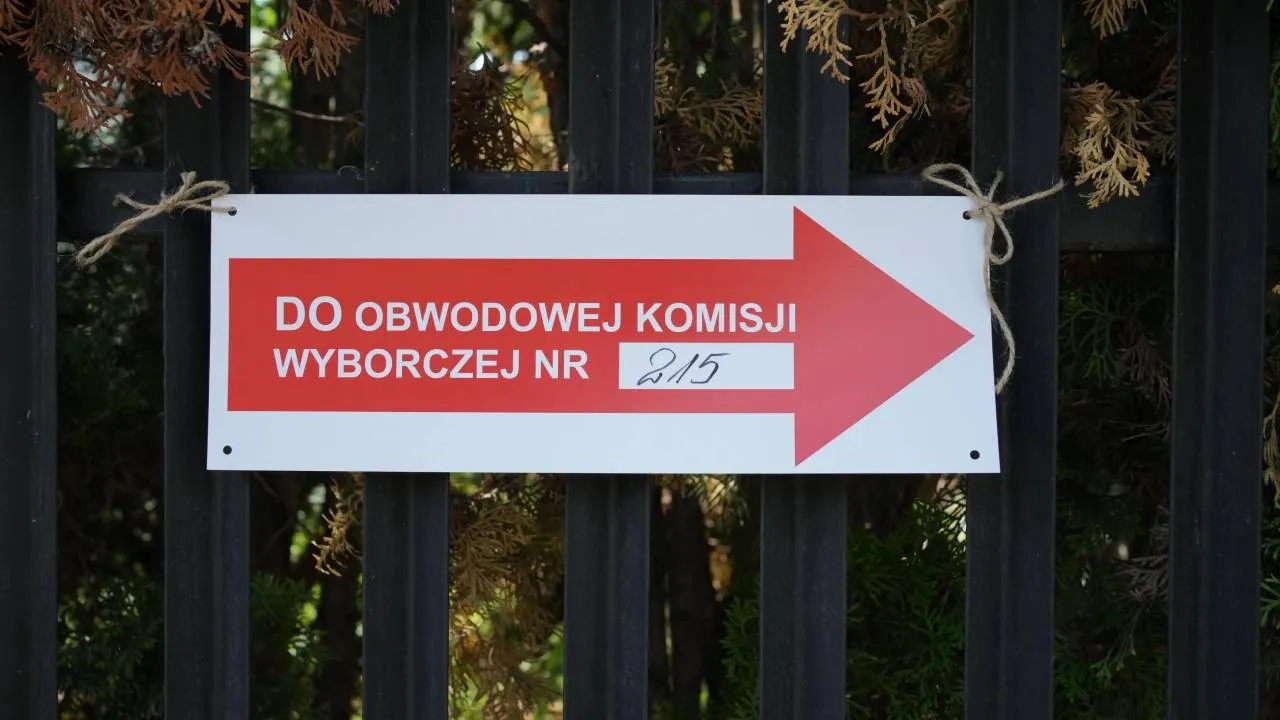 Sąd umorzył sprawę członków komisji wyborczej z Kobyłki. "Giertych, Kontek i silni razem znów przegrali"