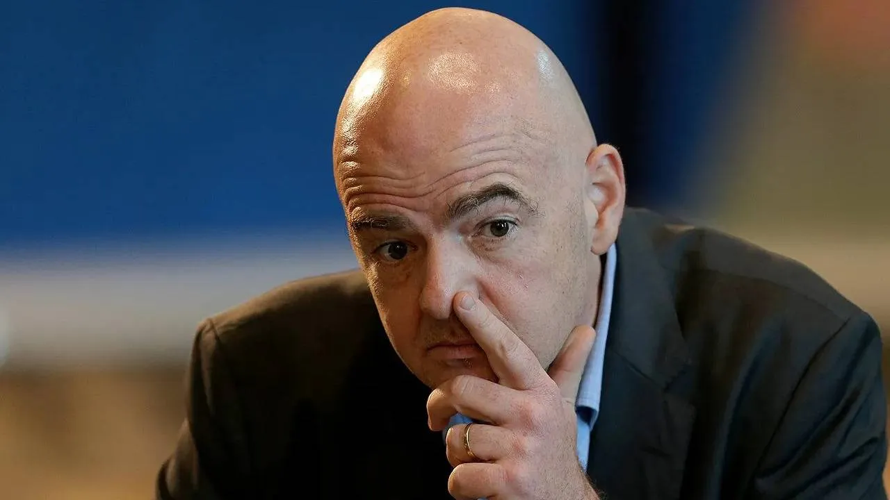 Gianni Infantino na kolanach. Wart miliardy plan FIFA legł w gruzach