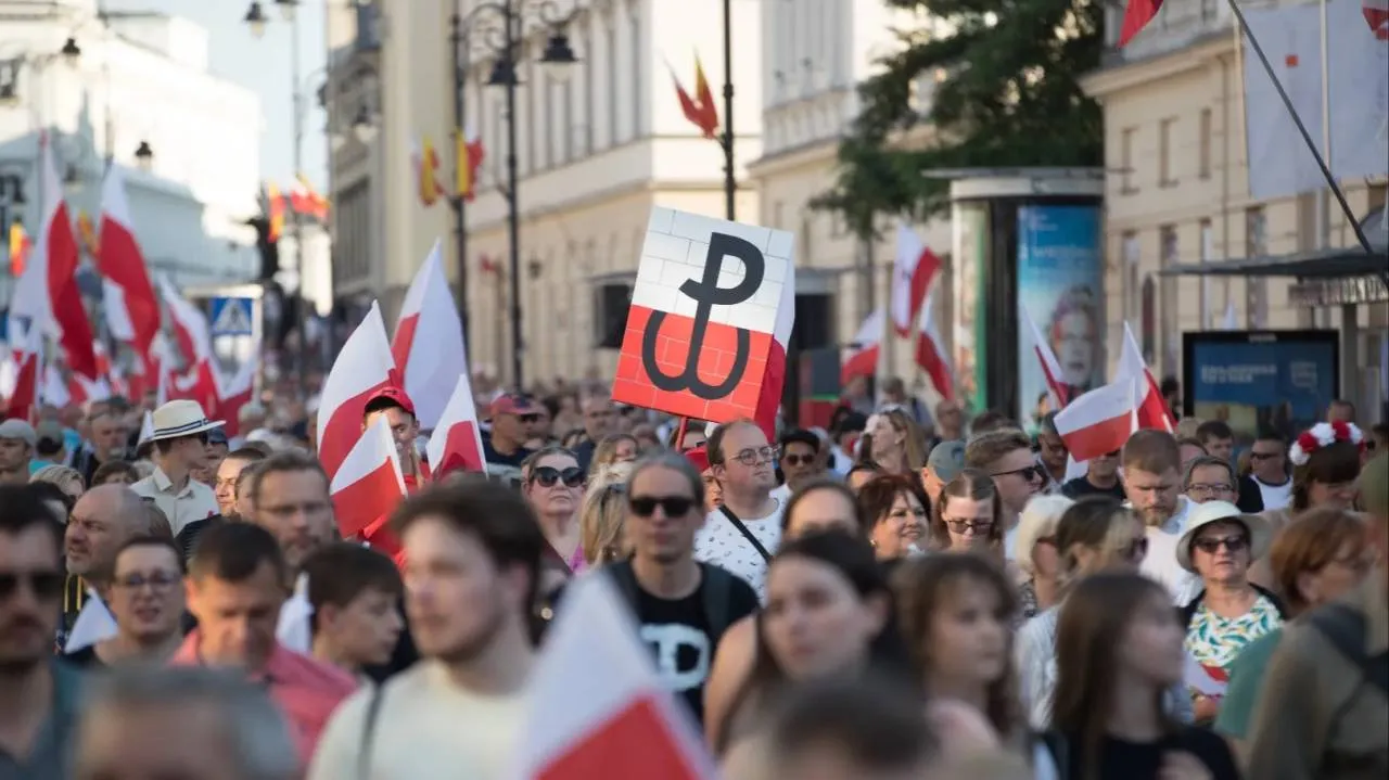1 sierpnia 1944 r. wybiła „Godzina W”. Po raz kolejny Warszawa oddała hołd bohaterskim Powstańcom!