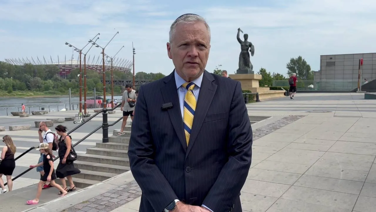 „Lekcja dla tych, którzy dzisiaj zagrażają Polsce”. Ambasador USA z jasnym przesłaniem na 1 sierpnia