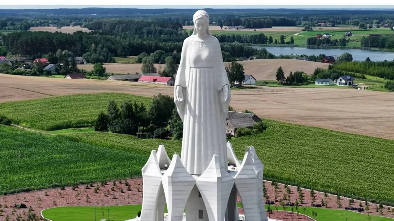 Gigantyczny pomnik Maryi to stukrotnie wyższa kopia historycznej figurki