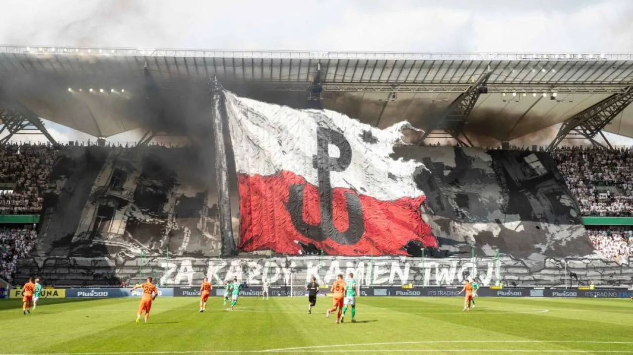 Legia uczciła Powstanie Warszawskie. Efektowna oprawa i ważne zwycięstwo