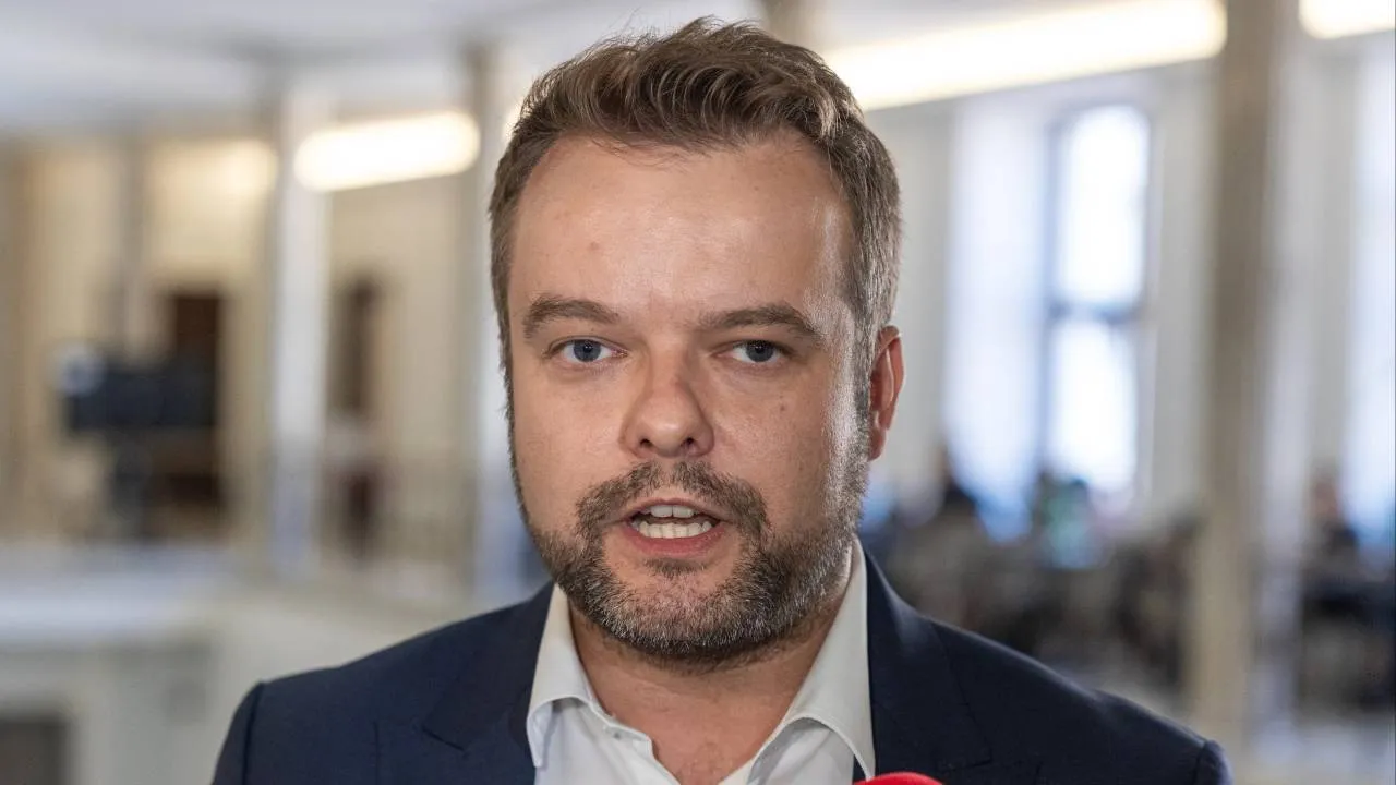 Pierwszy taki sondaż po rozłamie. Bochenek o "Rozwoju Plus": Gra w interesie Tuska