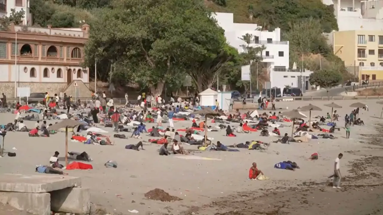 Szokujące sceny z hiszpańskich plaż. Nielegalni migranci "wypoczywają" w najlepsze. Nagrania obiegły sieć