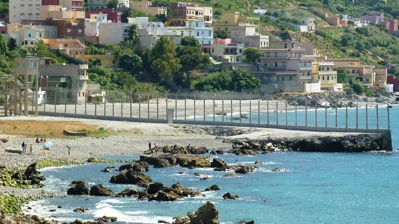 Ceuta na granicy wytrzymałości. Setki dzieci-migrantów bez opieki, ośrodki przepełnione o blisko 3000 procent