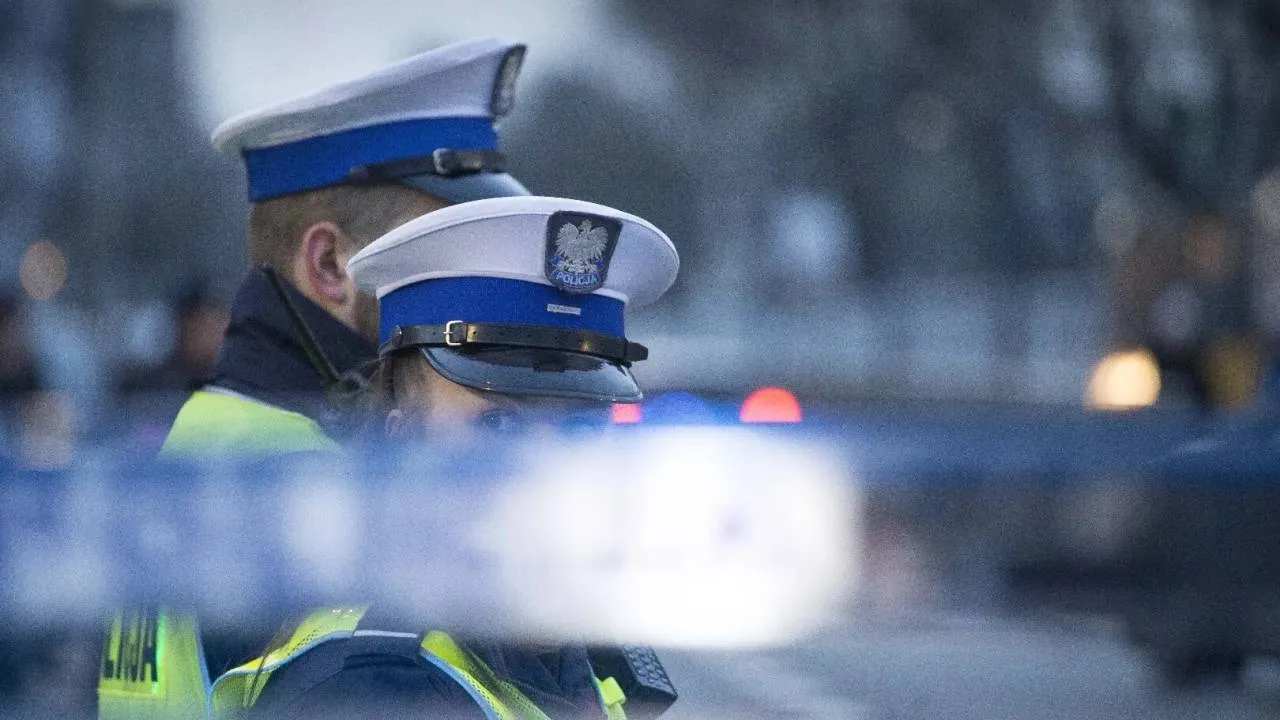 Pijany policjant wjechał radiowozem w budynek komendy