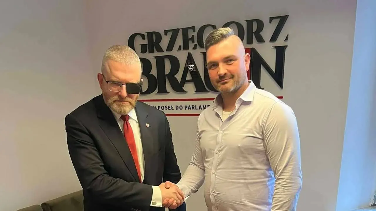 Porucznik rezerwy na listach Korony Brauna. W nagraniach ostrzega przed Amerykanami