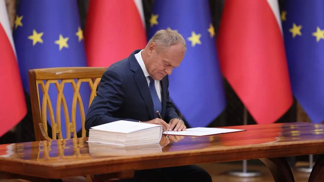 Tusk sięgnął po "kontrasygnatę następczą". Podpisał dokumenty, które wydał już prezydent