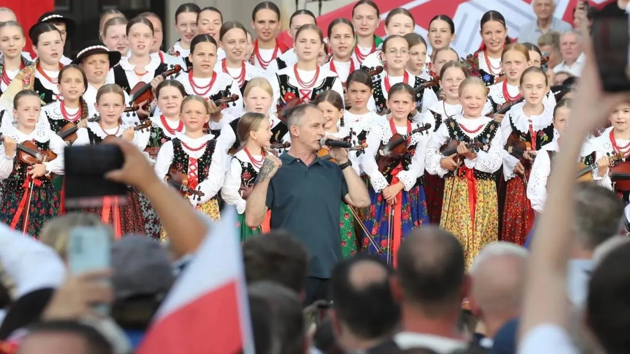 Eldo przed Pałacem Prezydenckim. Muzyczny akcent rocznicy zaskoczył zgromadzonych