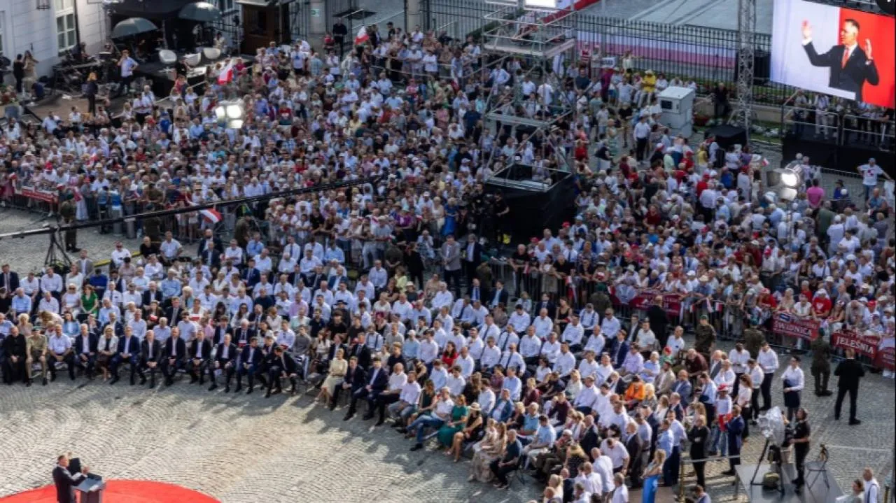 Prezydent wyszedł do ludzi po uroczystościach. Zatrzymał się także... przy studiu TV Republika