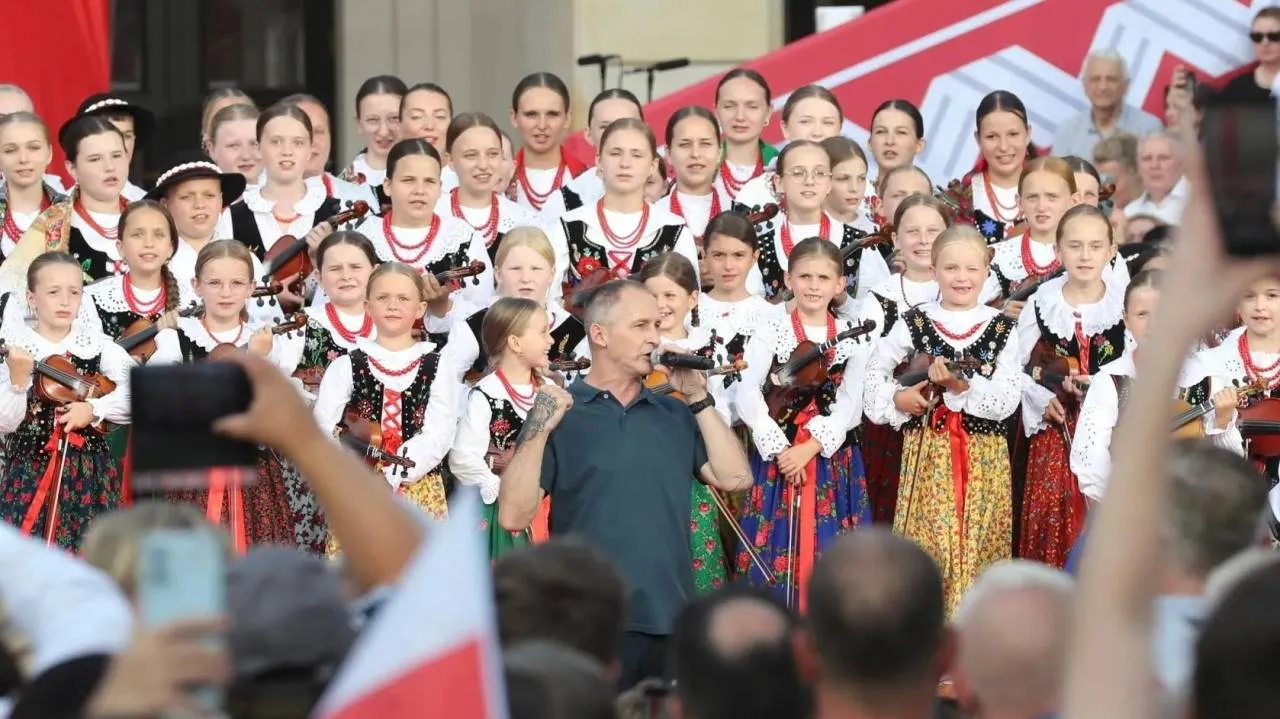 "Numer nabrał drugiego życia". Utwór Eldo wraca po występie u prezydenta