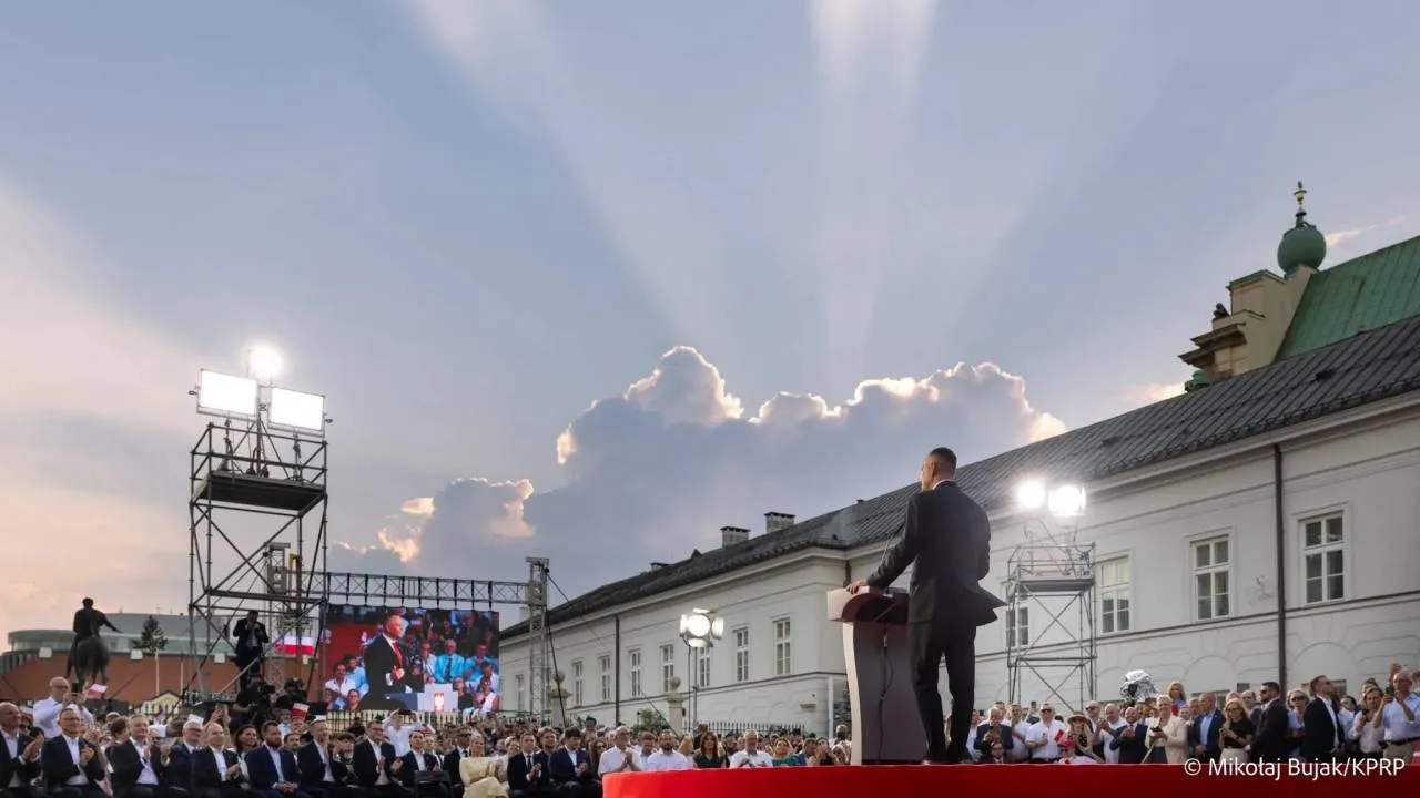 Foto-symbol z rocznicy prezydentury Nawrockiego. Niesamowite ujęcie hitem sieci. ZOBACZ ZDJĘCIA