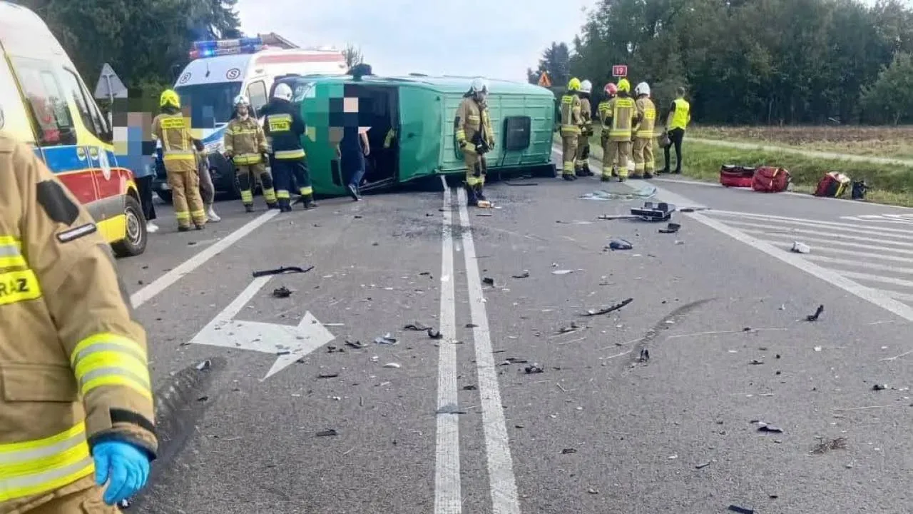 Zderzenie samochodu z busem. 10 osób w szpitalu