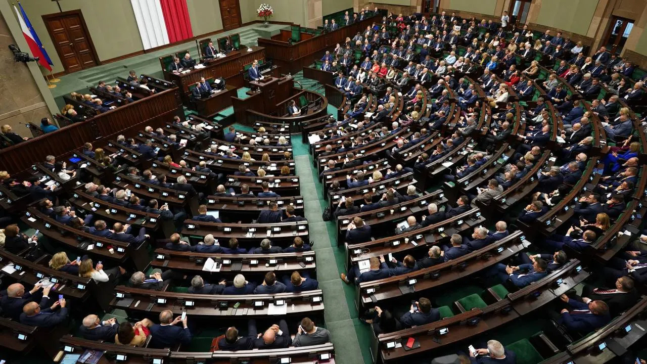 Stabilne poparcie dla PiS, złe wieści dla Morawieckiego. Nowy sondaż poparcia dla partii polityczncyh