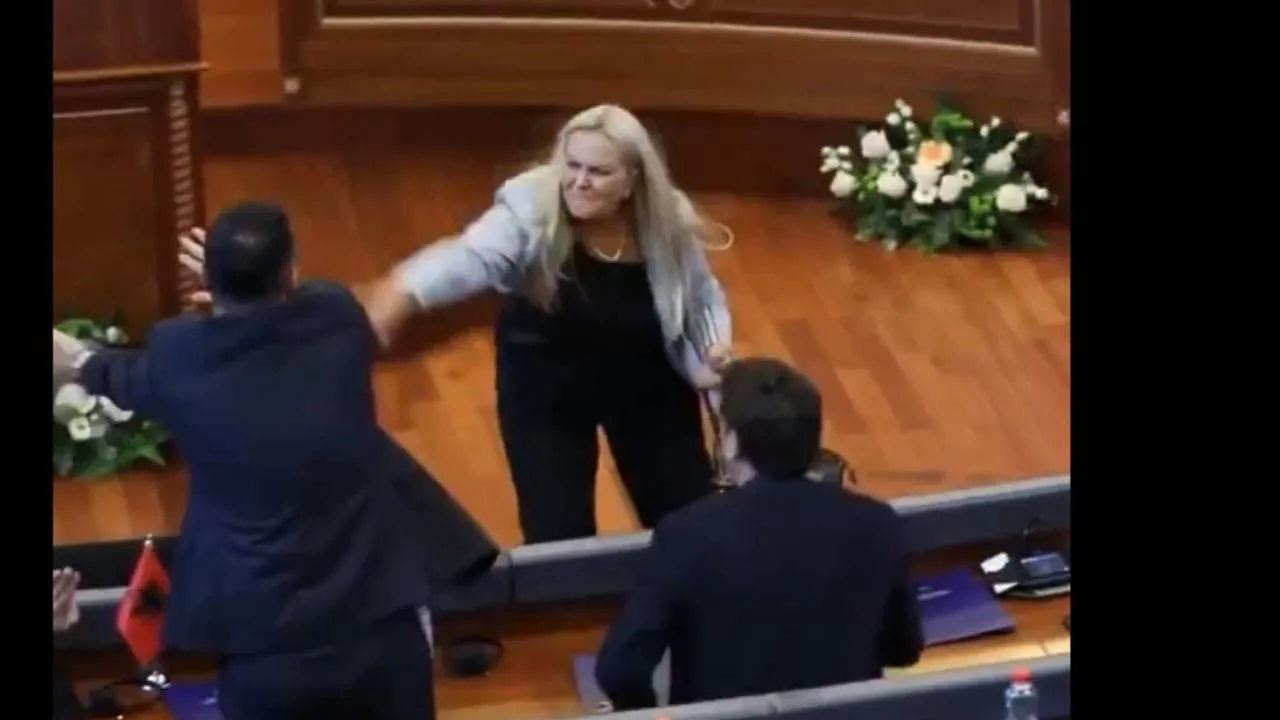 Premier Kosowa obrzucony jajami w parlamencie [WIDEO]