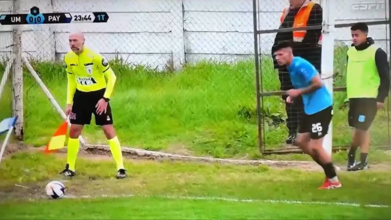 Kuriozalna akcja na piłkarskim boisku. Tak doszło do wypadku [WIDEO]