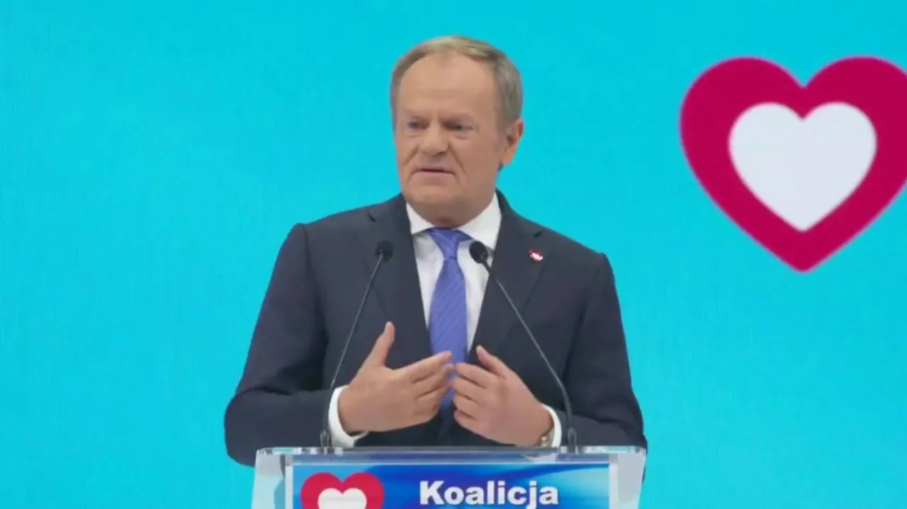 Tusk był na planie serialu, ale na uroczystości państwowe nie miał czasu? "Wszędzie być nie może"