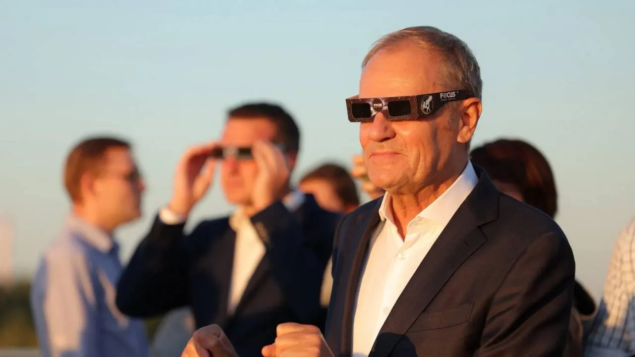 Tusk i "operacja zaćmienie". Ten wpis premiera musiał się tak skończyć