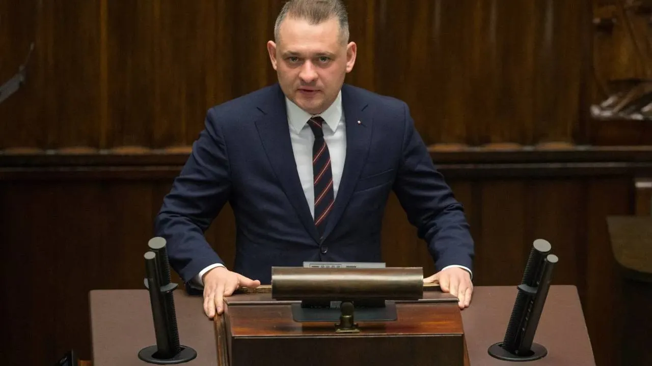 Znany muzyk miał pośredniczyć w łapówkach, dostał pracę w Polskim Radiu. Nowe fakty ws. posła Króla