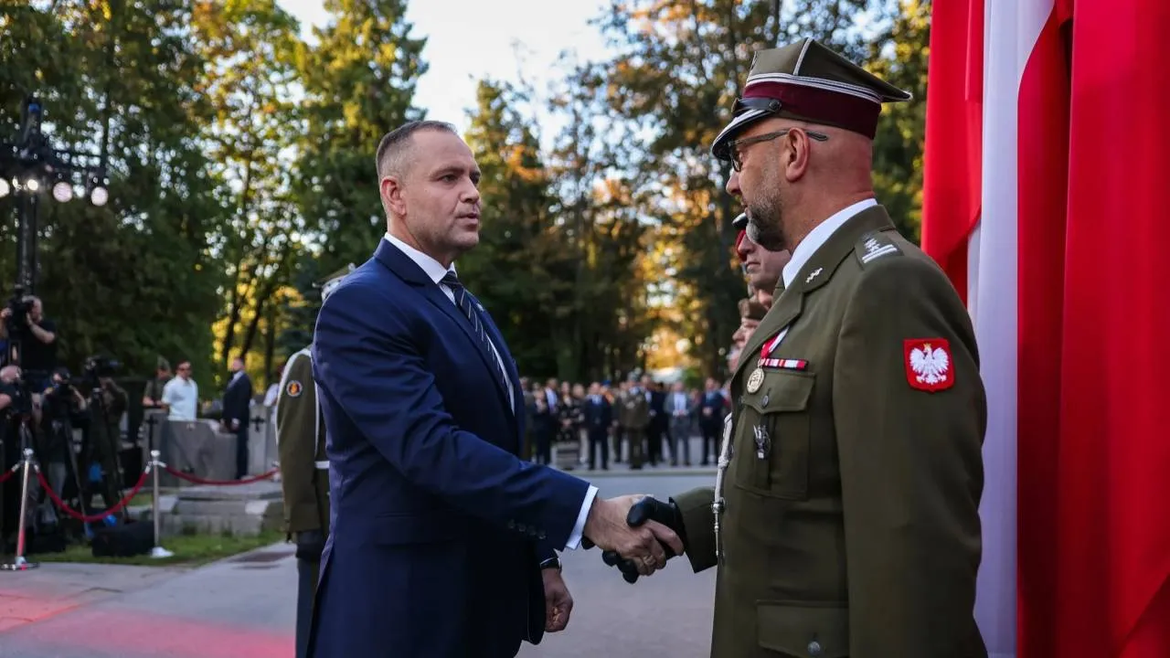 Prezydent Nawrocki na apelu pamięci w hołdzie bohaterom. ZOBACZ ZDJĘCIA
