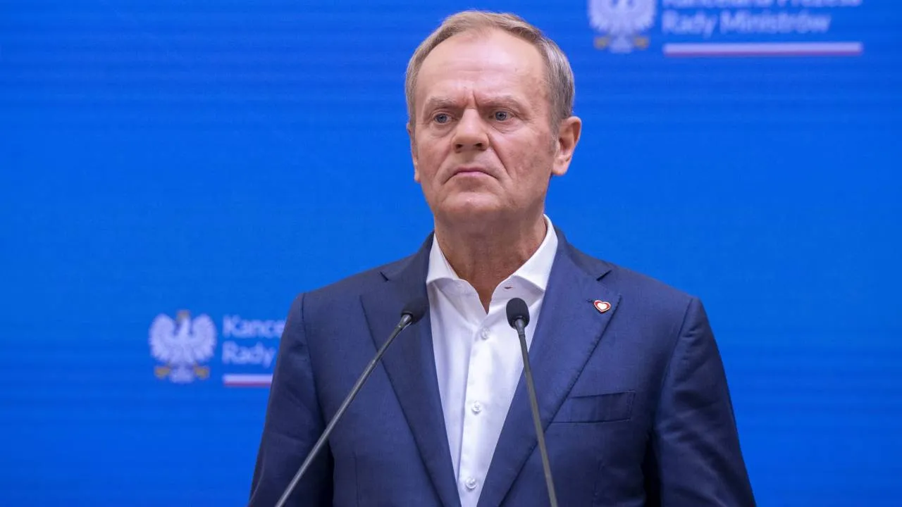 Nawet w święto nie mógł się powstrzymać. Tusk zamiast mówić o wojsku... obrażał prezydenta