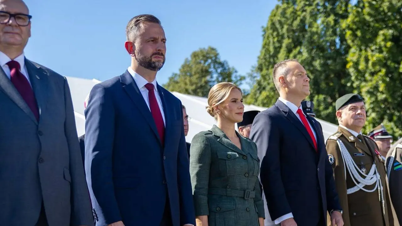Prezydent: "Bóg, Honor i Ojczyzna, a nie SAFE". Jak zareagował szef MON?