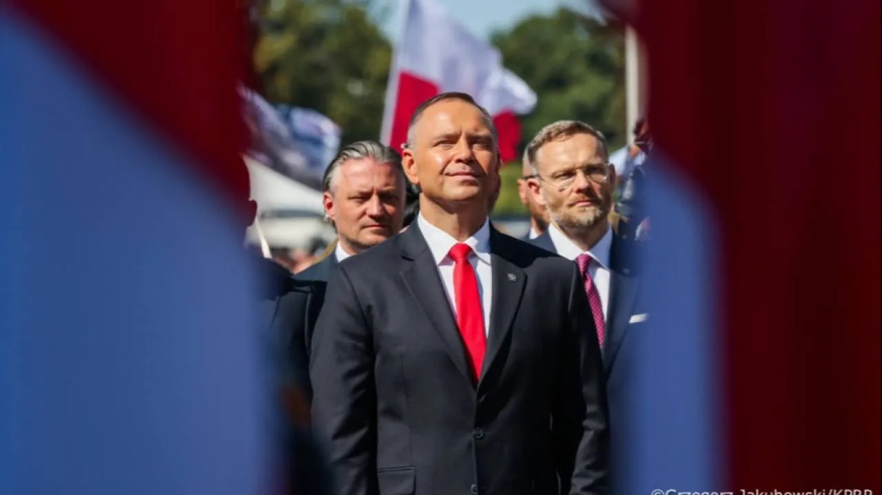 W Warszawie rozpoczęła się defilada wojskowa. Tłumy Warszawiaków obserwują przemarsz