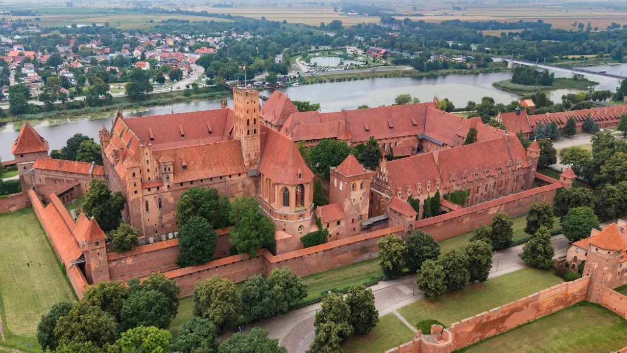 W Polsce stoi największy na świecie ceglany kolos
