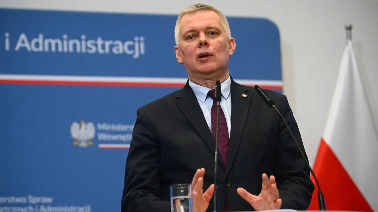 170 tys. zł dla asystentki Siemoniaka z powiatu, gdzie rządzi... jego inny asystent. Minister umywa ręce