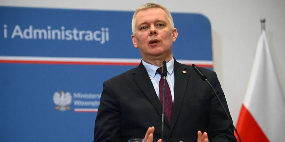 170 tys. zł dla asystentki Siemoniaka z powiatu, gdzie rządzi... jego inny asystent. Minister umywa ręce