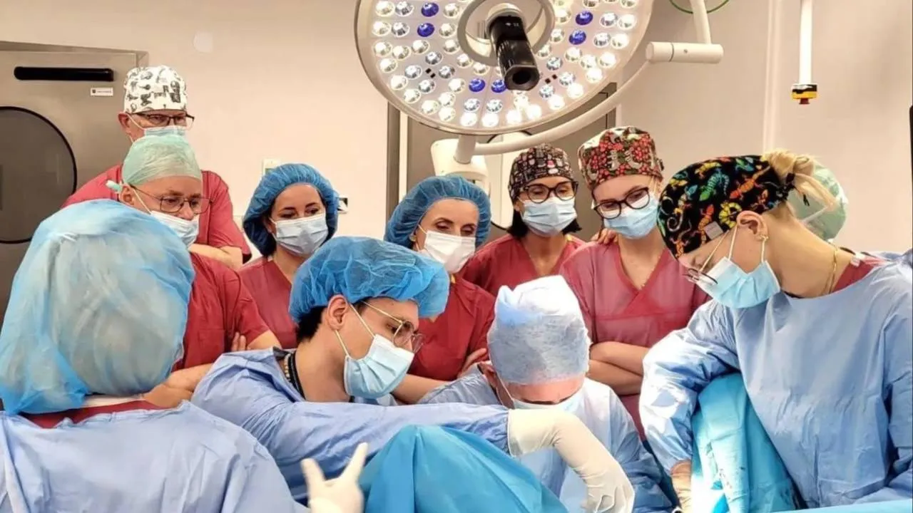 Szpital w Szczecinie przestał płacić części pracowników. Dyrektor wskazuje na lukę w NFZ