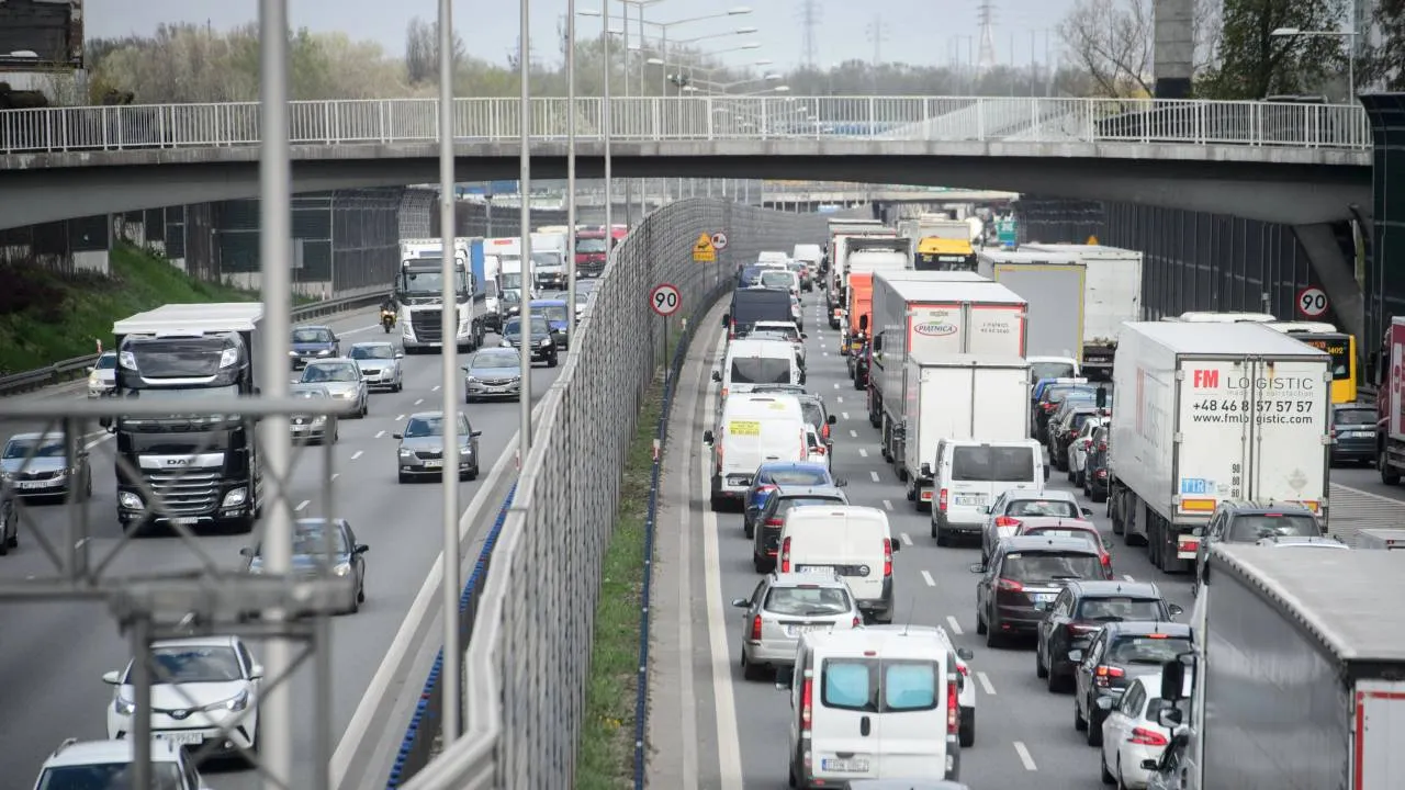 Wypadek na S8. Trzy osoby ranne. Poważne utrudnienia w ruchu