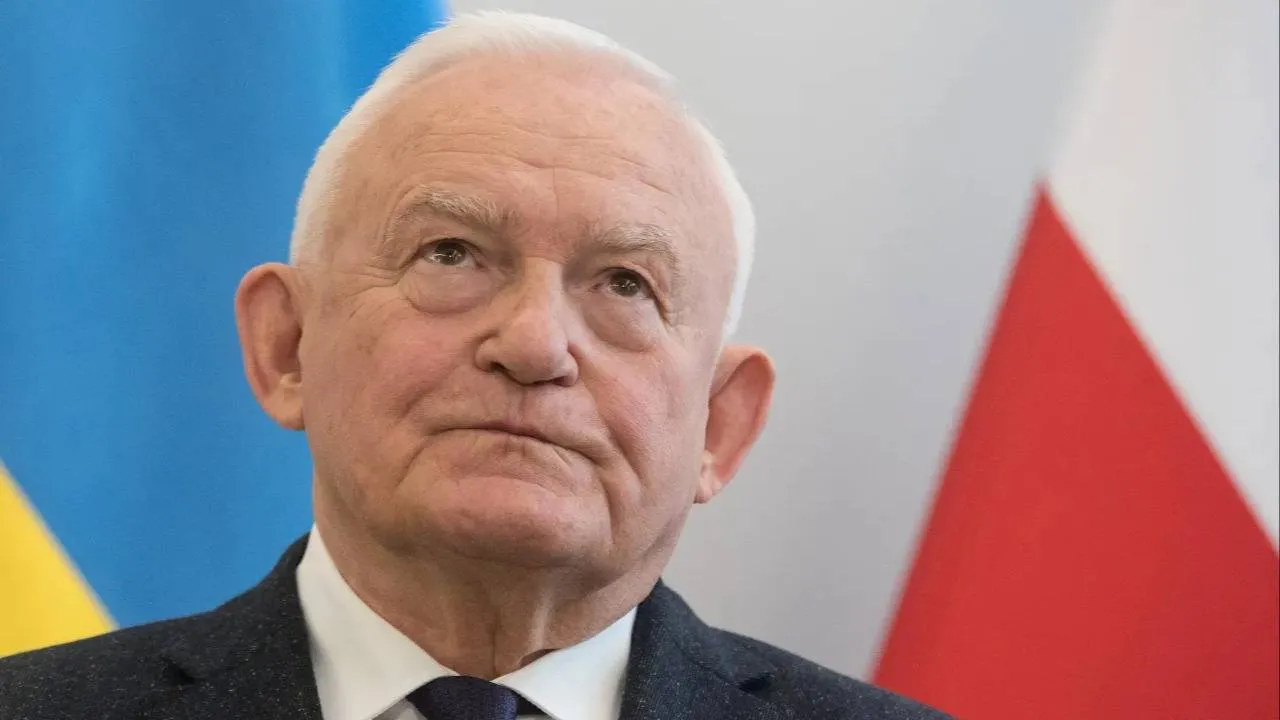 Miller chciał Polski, w której stacjonują rosyjskie wojska. Teraz przebiera się za patriotę