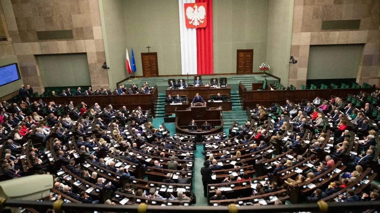 Tusk może mieć problem. Polacy zdecydowanie chcą limitu kadencji... premiera
