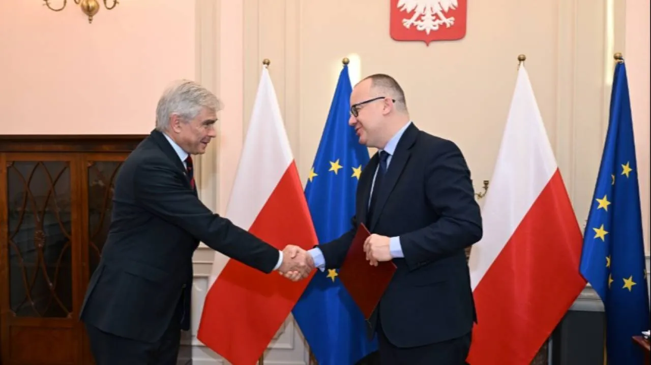 „Nieodpłatny” zespół i setki tysięcy złotych. Stowarzyszenie prawnicze pyta o umowy przewodniczącego