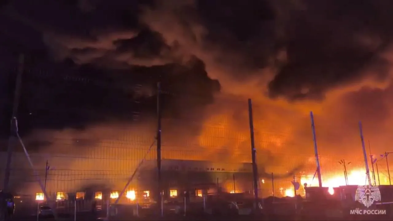 Ogromny pożar w strefie przemysłowej pod Sankt Petersburgiem. Ogień strawił magazyny