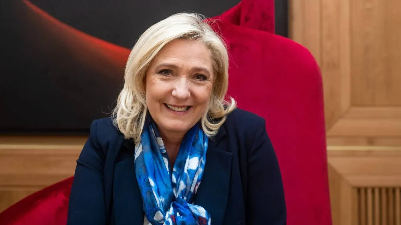 Le Pen wygrywa w sondażach z każdym kandydatem. Start w wyborach ogłasza kolejny polityk lewicy