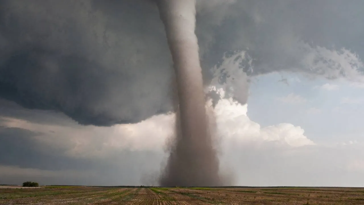 Żywioł sparaliżował Francję. Tornado, burze i chaos na drogach