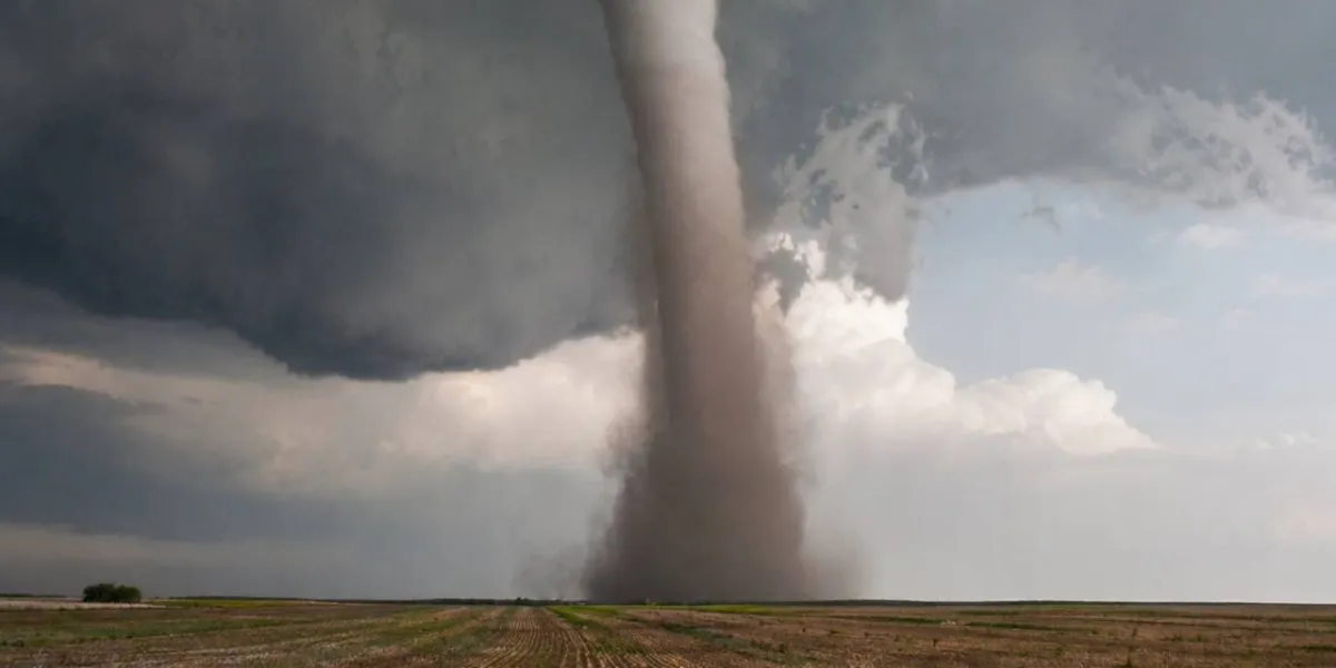 Żywioł sparaliżował Francję. Tornado, burze i chaos na drogach