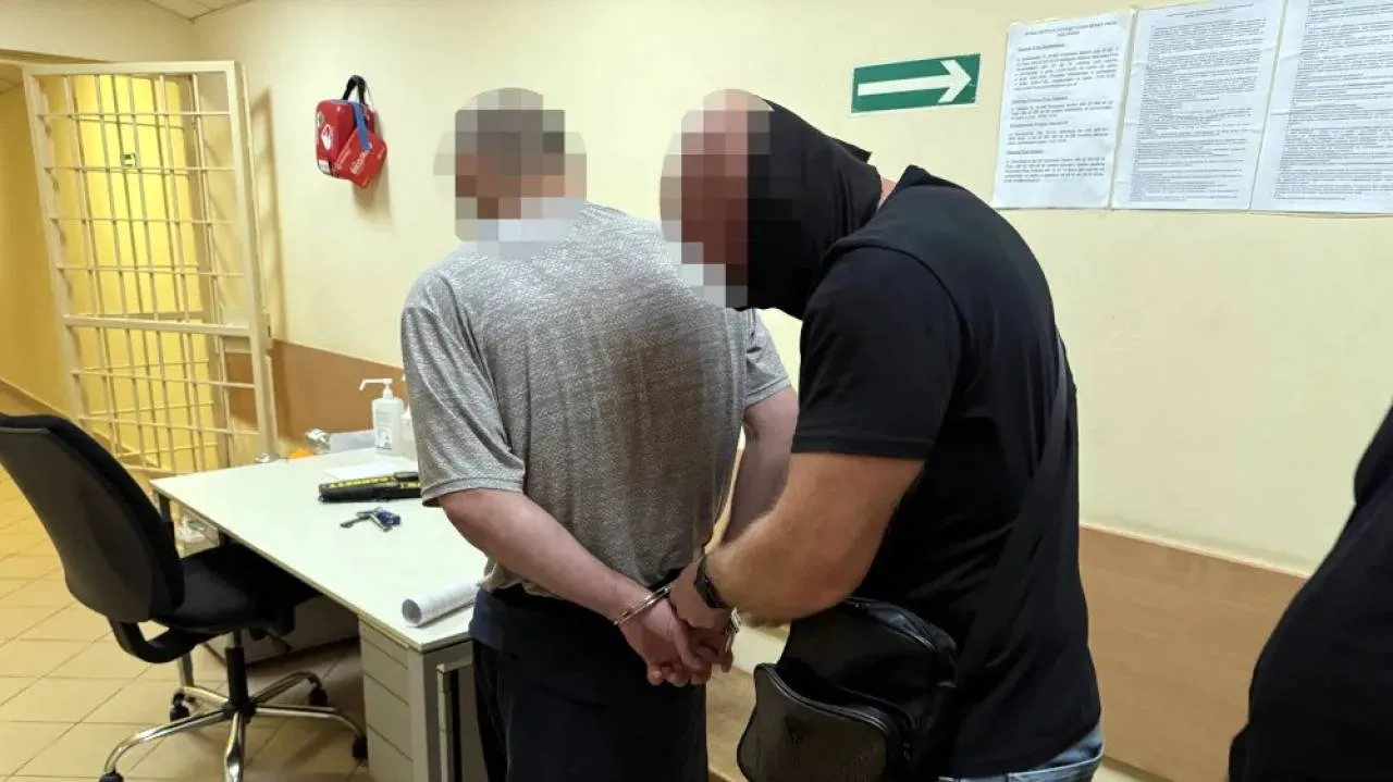 Broń palna i amunicja w mieszkaniu na Woli. Rosjanie w rękach polskich służb