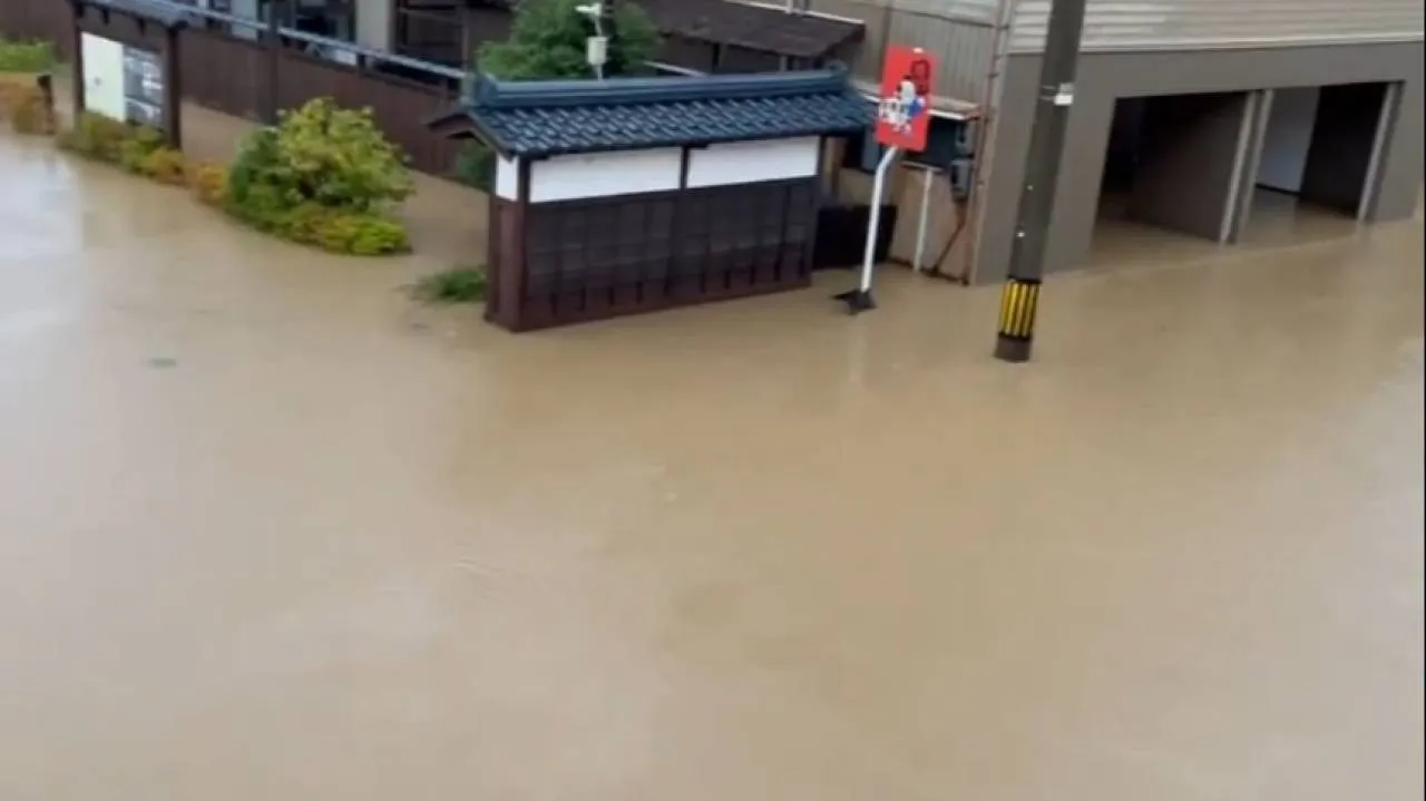 Rekordowe opady deszczu w Japonii. Zarządzono ewakuacje [WIDEO]